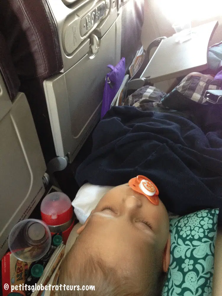 avion avec bébé : siège bassinet