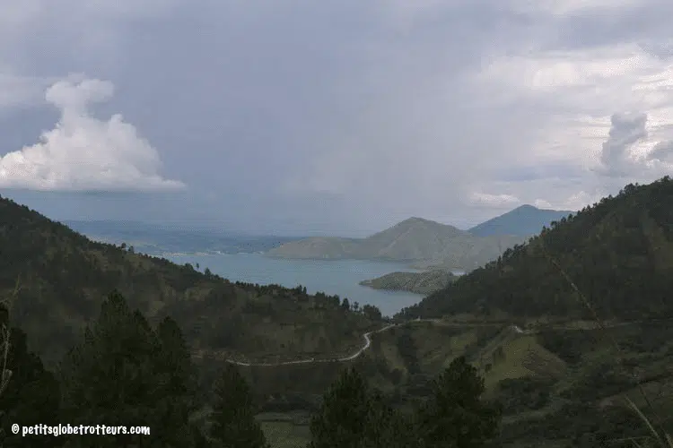 Vue du lac depuis la route pour Tele