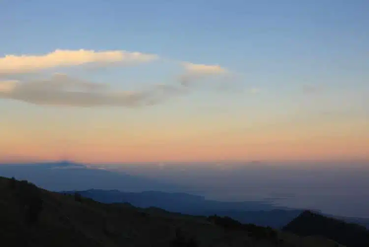 Ombre du Rinjani projetée avec Bali à droite et les îles Gili