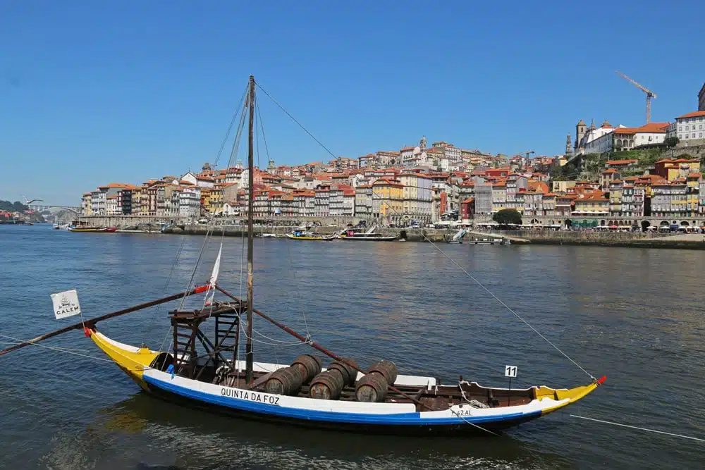 bateau avec tonneaux sur le douro &agrave; porto