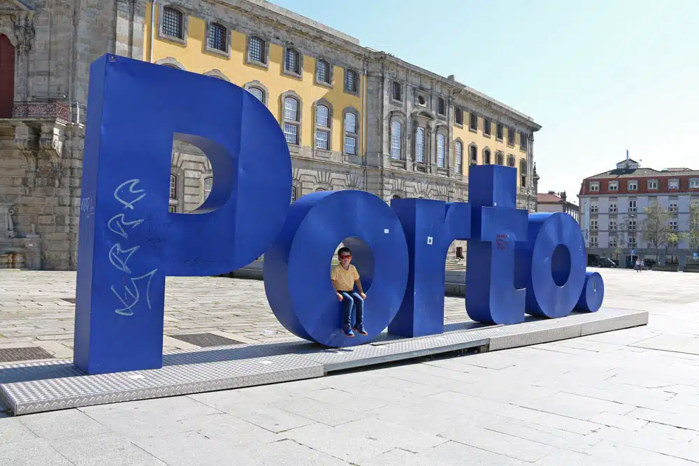 enfant &agrave; porto