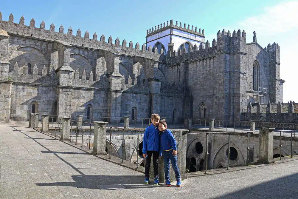 sur les toits de la cathédrale de Porto - Petits Globetrotteurs